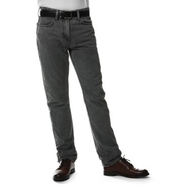 Beyaz arka planda şık kotlu adam, yakın plan.