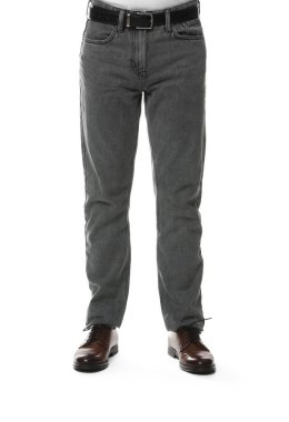 Beyaz arka planda şık kotlu adam, yakın plan.