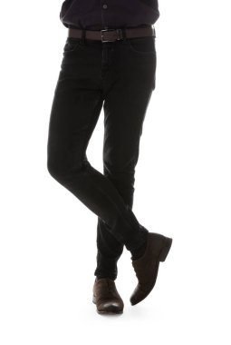 Beyaz arka planda şık kotlu adam, yakın plan.