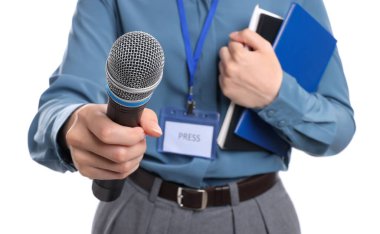 Beyaz arka planda mikrofonu, defterleri ve kalemi olan gazeteci, kapat