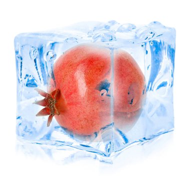 Buz küpündeki taze nar beyazı izole eder.