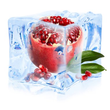 Buz küpündeki taze nar beyazı izole eder.