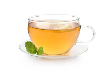 Limonlu aromatik çay ve beyaz üzerine izole edilmiş nane.