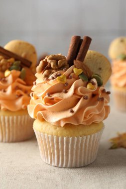 Renkli kremalı, baharatlı, kurabiyeli ve fındıklı enfes kekler.