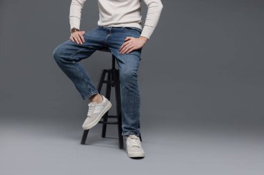 Gri arka planda kotlu şık bir adam, yakın plan. Metin için boşluk