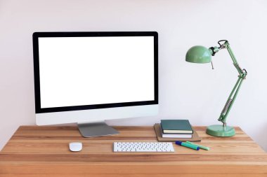 Bilgisayarlı, kırtasiyeli ve lambalı bir masa. Ev işyeri