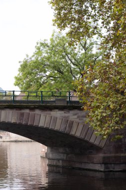 Strasbourg, Fransa. 23 Ekim 2022. Nehir kanalı olan eski bir kasaba, güzel antik bir köprü. Yaz günü