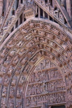 Strasbourg, Fransa. 29 Eylül 2022. Katedrali kapatın. Güzel mimarisi olan eski bir binanın cephesi. Gothick tarzı. Heykel ve süs