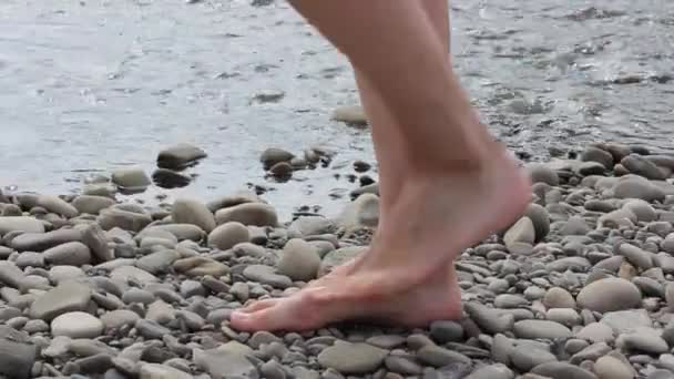 Seorang Wanita Muda Berjalan Sepanjang Kerikil Tepi Sungai Kakinya Perempuan — Stok Video