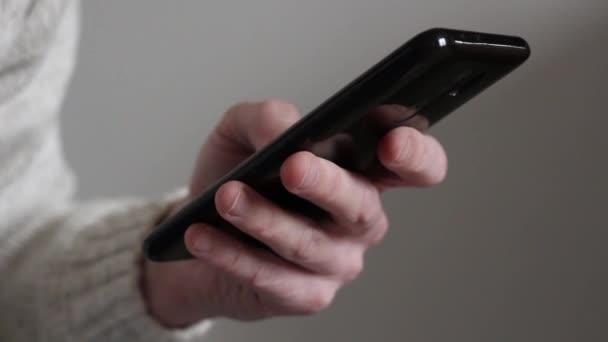 Smartphone Hand Man Looks Display Internet Search Message Exchange Video — Video Stock