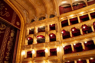 Odessa, Ukrayna. 17 Temmuz 2018. Odessa Ulusal Opera ve Bale Akademik Tiyatrosu. Merkez Altın Salon