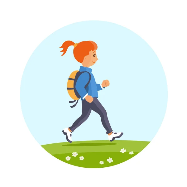 女の子はリュックを持って歩く 赤い髪 ハイキングの観光客や女子高生 幸せな子供時代 漫画ベクトルイラスト — ストックベクタ