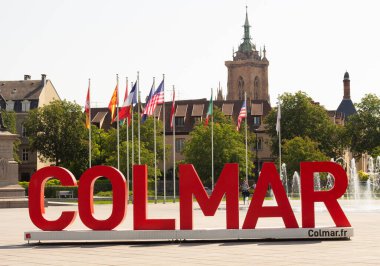 Colmar. Fransa. 22 Mayıs 2023. Alsace 'deki güzel Fransız kasabası. Üzerinde yazı olan şehir meydanı. Geleneksel eski mimari. Güneşli yaz günü.