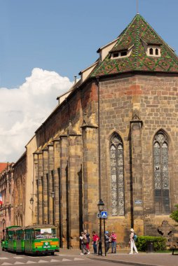 Colmar. Fransa. 22 Mayıs 2023. Alsace 'deki güzel Fransız şehri. Taş gibi eski bina. Geleneksel antik mimari. Güneşli yaz günü.