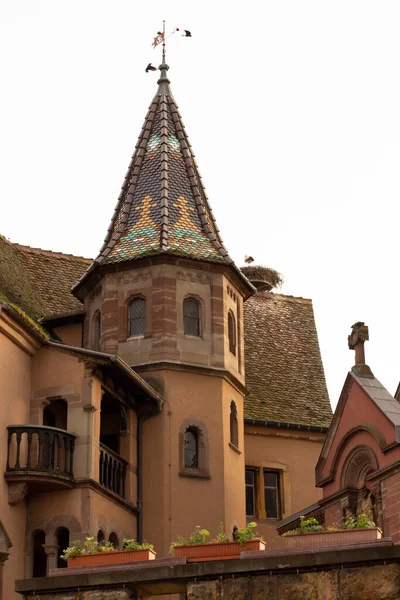 ユーギスハイム フランスだ 2023年5月21日 アルザスの美しいフランスの村 窓のあるカラフルな木製の建物のファサード 伝統的な古い建築 夏の晴れた日 — ストック写真