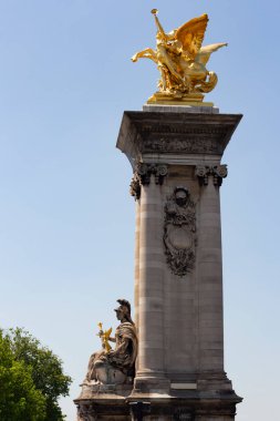 Paris, Fransa. 1 Haziran 2023. Pont Alexandre 3 Köprüsü. Mimari cazibe. Nemflerin anıtı ve heykeli. Sen Nehri. Tarihi Fransız kenti. Güneşli bir gün