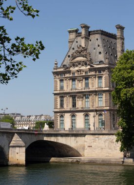 Paris mi? Fransa. 1 Haziran 2023. River Sena şehirde. Eski bina ve antik mimari. Güneşli bir gün