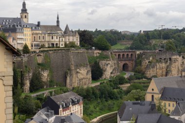 Lüksemburg Şehri, Lüksemburg. Güzel evleri olan panoramik şehir manzarası. Eski Avrupa kenti