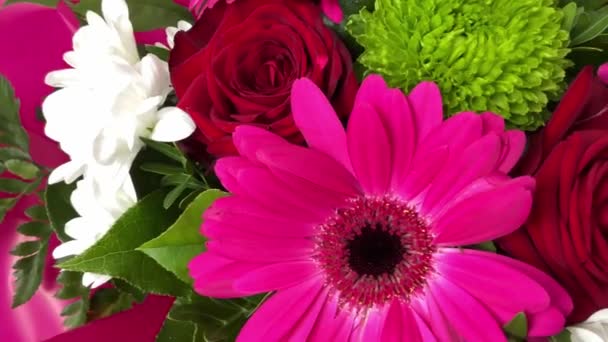 美丽而新鲜的五彩缤纷的花朵 红玫瑰 粉红紫罗兰和白菊花 采购产品花卉 婚礼和假日装饰 录像运动 — 图库视频影像