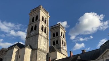 Verdun, Fransa. 15 Ekim 2023. Katolik katedrali. Eski tarihi bina. Dış mimari. Fransa tarihi ve kültürü. Fransız seyahat ve turizmi. Video görüntüleri, güneşli bir gün