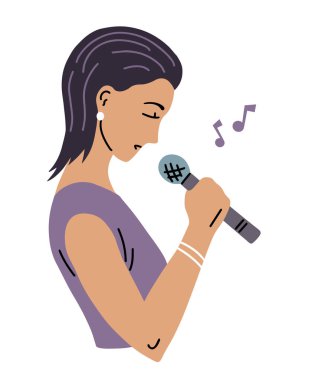 Genç bir kadın mikrofona şarkı söylüyor.