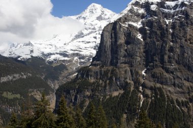 İsviçre 'deki dağlarda. Mavi gökyüzüne karşı karlı bir tepe. Turist beldesi. Avrupa 'da Doğa
