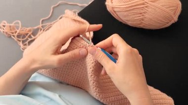 Kadın örgü örüyor. Eller yakın çekim. Yaratıcılık, zanaat ve hobi. Video görüntüleri