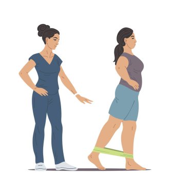 Kadın fizyoterapist rehabilitasyon eğitiminde elastik fitness bandıyla kadına yardım ediyor. Tıbbi iyileşme ve terapi örnekleri