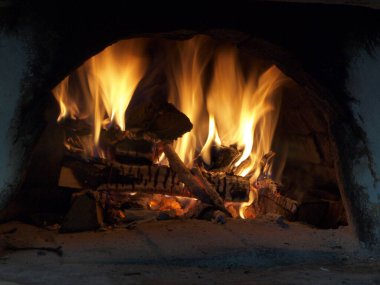 Kazanda parlak bir ateş yanıyor.