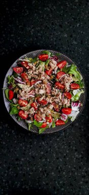 Siyah ahşap arka planda ızgara sebze ve et tabağında. en üstteki görünüm