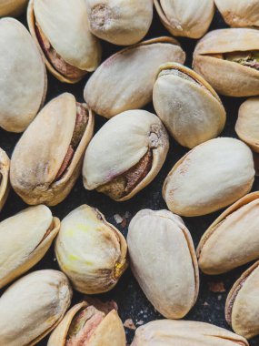 Taze ve lezzetli fıstıklar masanın üstünde, kapatın.