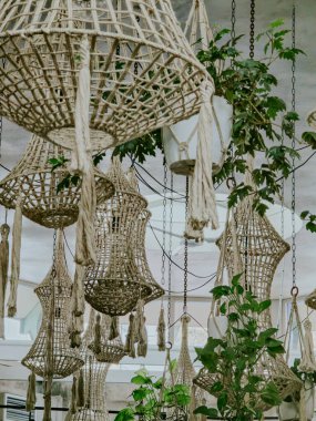 Bohem makrome bitki askıları ve dokuma dekoru.