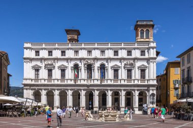 Bergamo, İtalya, 7 Ağustos 2023; Eski Piazza Vecchia Meydanı ve Halk Kütüphanesi cephesi Angelo Mai