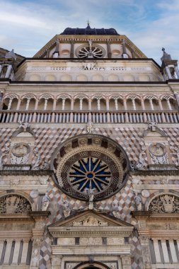 Citta Alta Bergamo, İtalya 'daki Santa Maria Maggiore Bazilikası cephesi, 7 Ağustos 2023