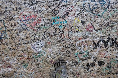 Duvar dünyanın dört bir yanından gelen ziyaretçilerin grafitileriyle dolu. William Shakespeare 'in hikayesinden Juliet' in aşkının sembolü; 8 Ağustos 2023