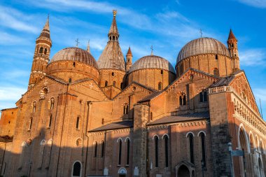 Padova, İtalya - 8 Ağustos 2023; Padua 'daki güzel Saint Anthony Bazilikası' nın (İtalyanca: S. Antonio) yan görüntüsü