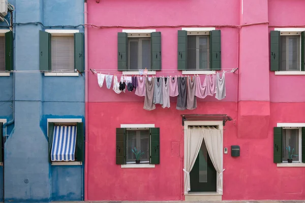 Burano Włochy Sierpnia 2023 Szczegóły Wiszące Pranie Kolorowe Weneckie Domy — Zdjęcie stockowe