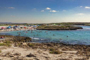 Zichron Yaakov Israel 07 Eylül 2023; Dor Habonim plajındaki insanlar - Kuzey İsrail 'in en güzel 10 plajından biri
