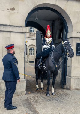 Kraliçe Muhafızları, Londra, İngiltere - AUG 03, 2024 - prestijli Süvari Alayı 'nın bir üyesi