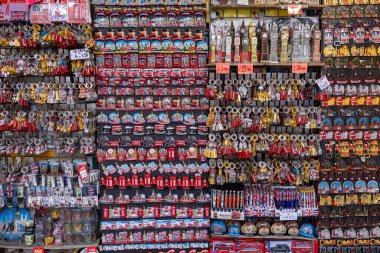 Londra, İngiltere - AUG 03, 2024 - Anahtarlık, mıknatıslar ve hatıra eşyalarıyla dolu bir kabin