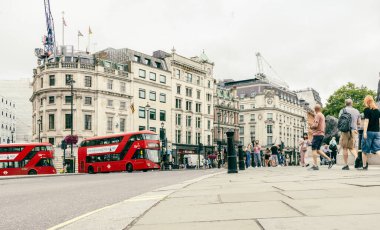 Piccadilly Sirki, Londra, İngiltere - AUG 03, 2024 - Turistler ve yayalar, kırmızı otobüsler ve Avrupa tarzı binalar