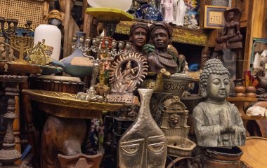 Eski antikalar ve antikalar bit pazarında satılıyor.