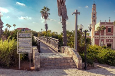 Jaffa 'daki Dilek Köprüsü, 17 Ekim 2024 Umut ve Yenilenme Sembolü. Aziz Peter Kilisesi altın saat boyunca arka planda görünür.