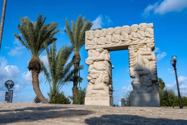Eski Jaffa, İsrail 'de park. 17 Ekim 2024; İsrailli sanatçı Daniel Kafri tarafından büyük bir taş heykel yapıldı ve İsrail Diyarı' nın kapısını temsil ediyor.