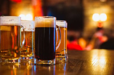 İşten sonra barda bir bardak bira iç.