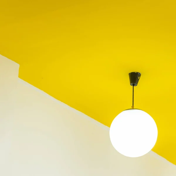 Okrągły Sufit Światło Żółtym — Zdjęcie stockowe
