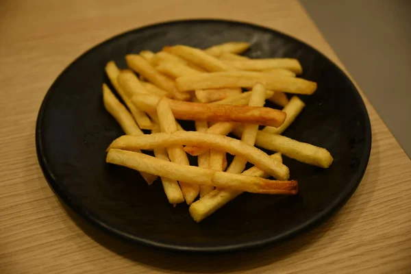 Картофель Фри Черной Тарелке — стоковое фото