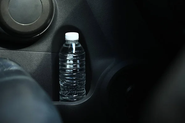 Полная Бутылка Воды Машине — стоковое фото