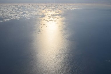 Bulutlar, gün boyunca güneş ışığı, bir uçaktan alınmış..