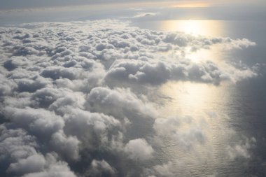 Bulutlar, gün boyunca güneş ışığı, bir uçaktan alınmış..